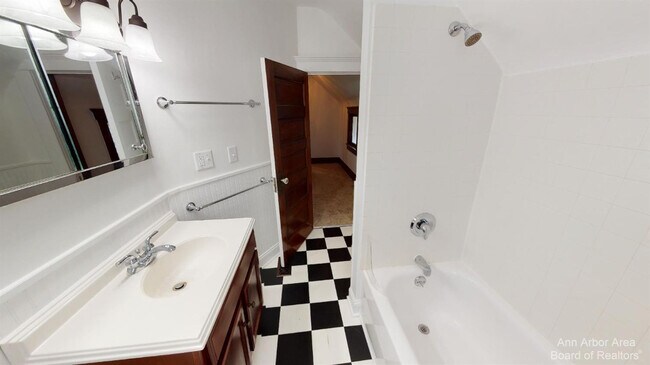 Building Photo - 1705 Jackson Ave