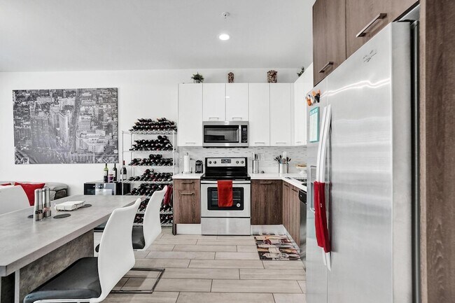Building Photo - 480 NE 35th Ct