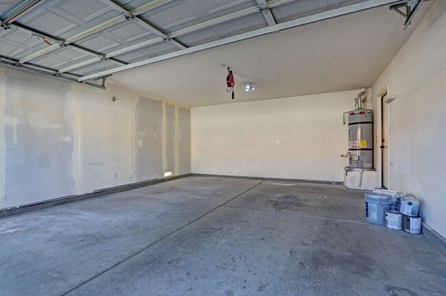 Building Photo - 1521 Desert Ridge Ave