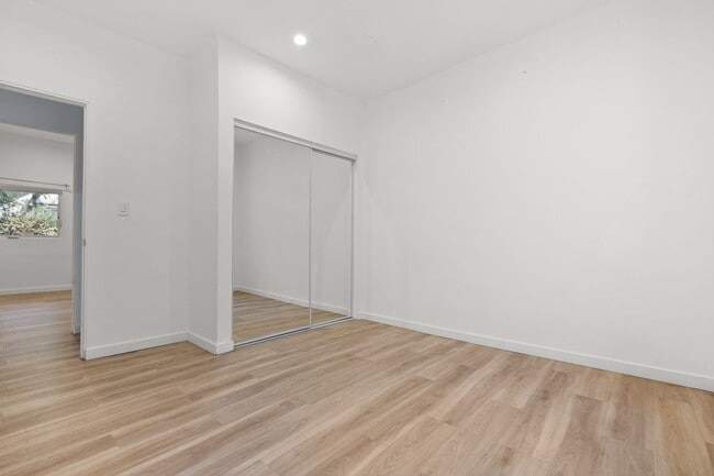 Building Photo - 3 Bedroom, 2 Bathroom apartment in a prime...