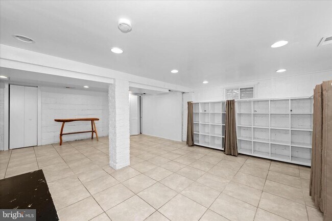 Building Photo - 801 Cox Ave