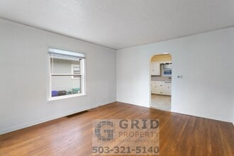 Building Photo - Charming 2 Bedroom Available in Popular N Kenton Neighborhood!