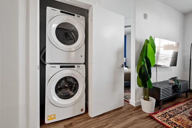 Building Photo - 2425 E Riverside Dr