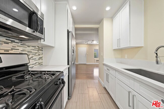 Building Photo - 8555 Sherwood Dr