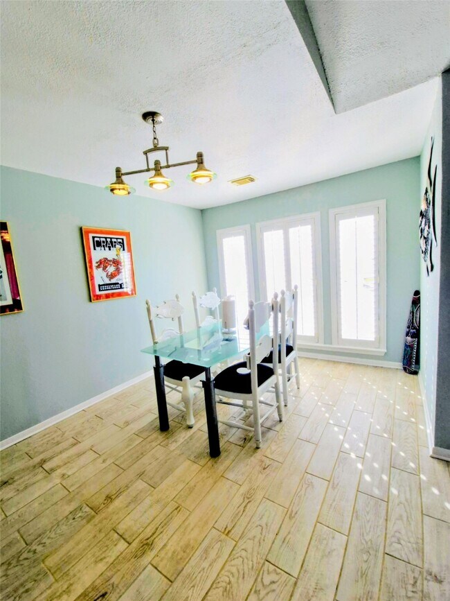 Building Photo - 500 Tiki Dr