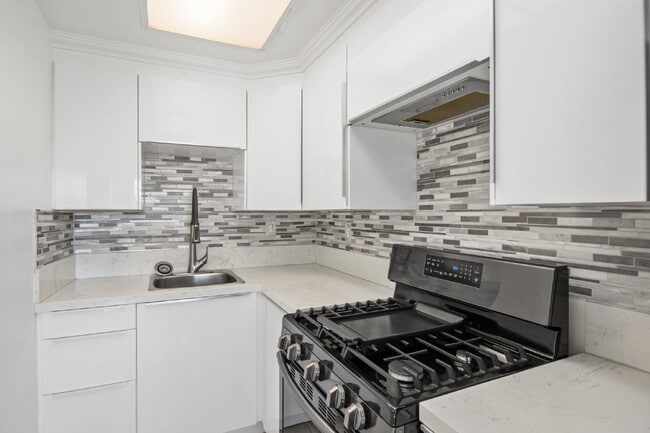 Building Photo - Stylish 1-Bedroom Apartment with Private B...