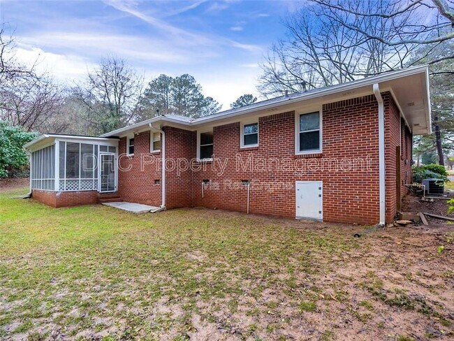 Building Photo - 161 Larose Cir SE