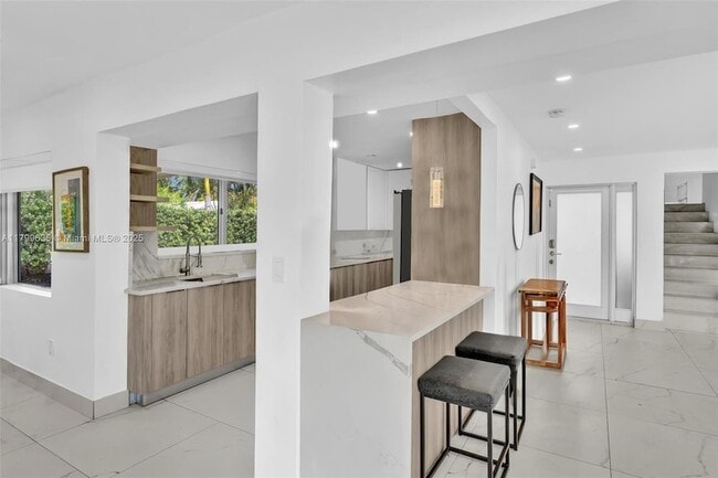 Building Photo - 9257 Bay Dr