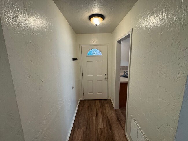 Building Photo - 3 bed ,2  brand new bathrooms, ready for m...