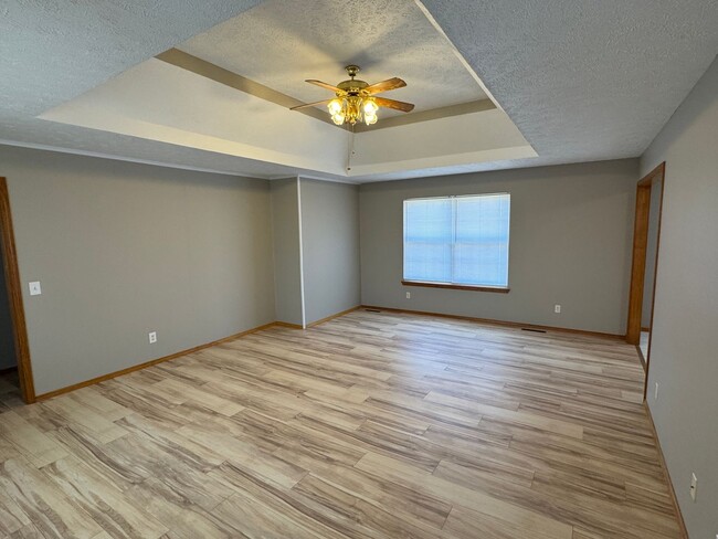 Building Photo - 4 Bedrooms! 2 Bathrooms! Republic!  $1495