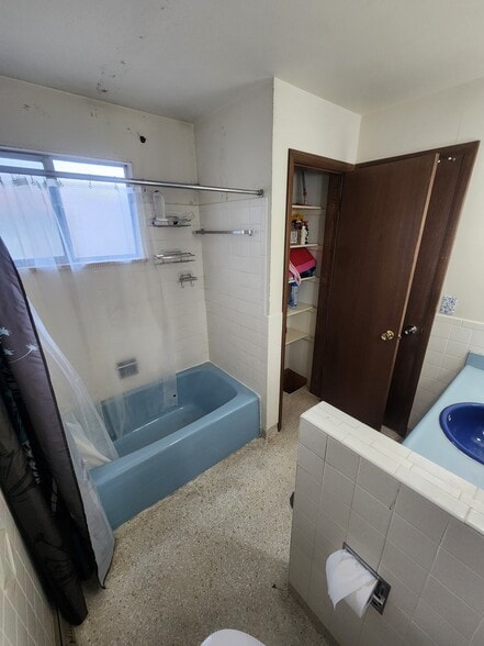 Shared Full Bathroom - 1573 S Eaton St