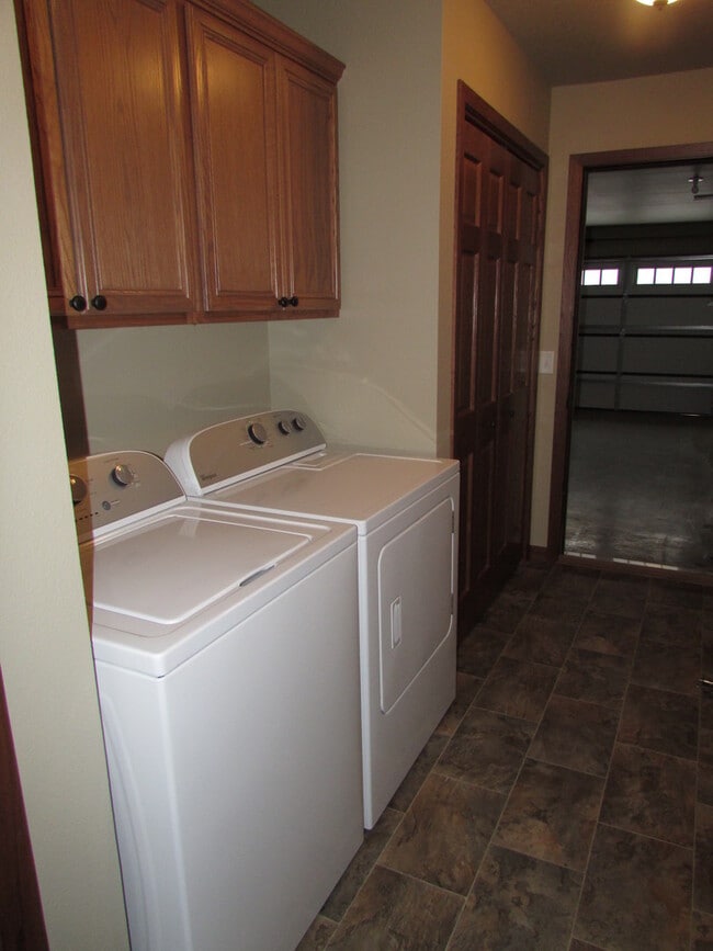 Building Photo - 3 BEDROOM | 2 BATH | GARAGE | NEWER TOWNHO...