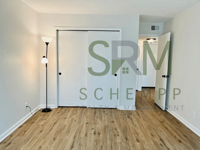 Building Photo - Remodeled one bedroom condo off Gardiner Lane with laundry and pool access!