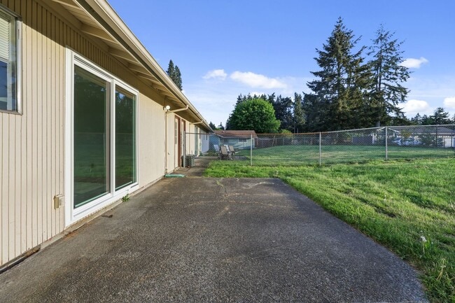 Building Photo - MOVE IN READY NOW! 3 bedrooms, 1.5 baths 1 car garage. Easy JBLM commute! North Thurston School D...
