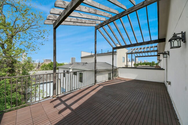 Building Photo - 1716 Stuart St