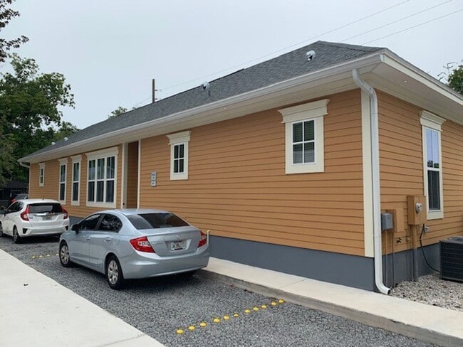 Building Photo - Thelma Lane - Luxury 3 Bedroom, 3 Bathroom...