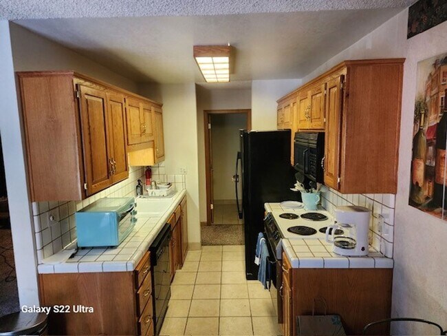 Building Photo - True Skier's Condo! Available for a Seasonal tern rental (3-6 months). Call me today!!