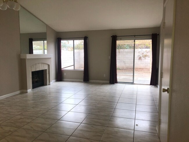 Building Photo - GORGEOUS SINGLE STORY HOME IN NORTH TOWN READY FOR YOU TO RENT !!