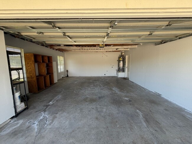 Building Photo - Well Maintained Duplex