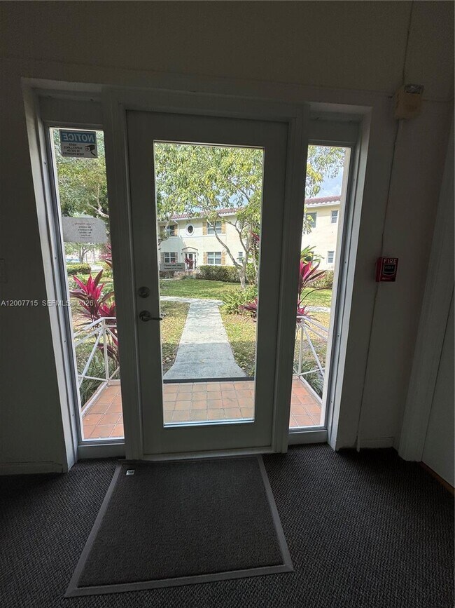 Building Photo - 725 NE 91st St