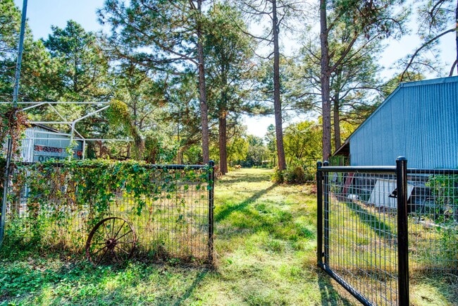 Building Photo - 201 White Dr