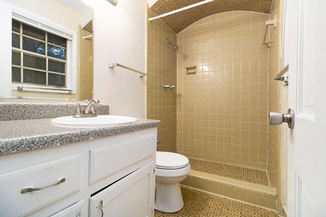 Building Photo - 3 Bedroom 2 Bath House