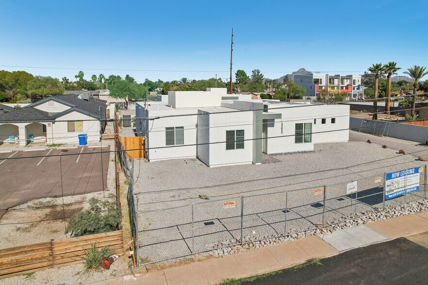 Building Photo - 910 E Roma Ave