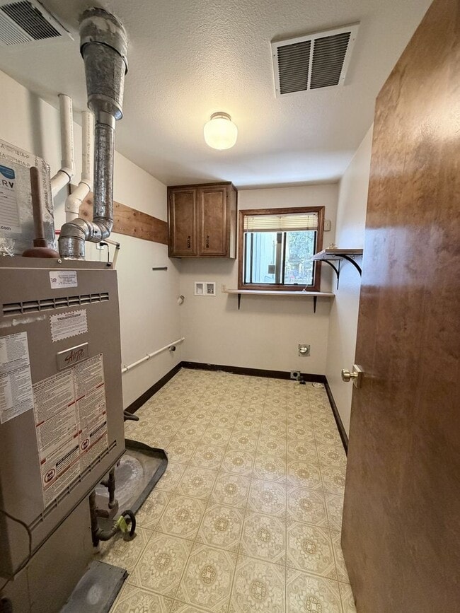 Building Photo - Three Bedroom Home in South Salem