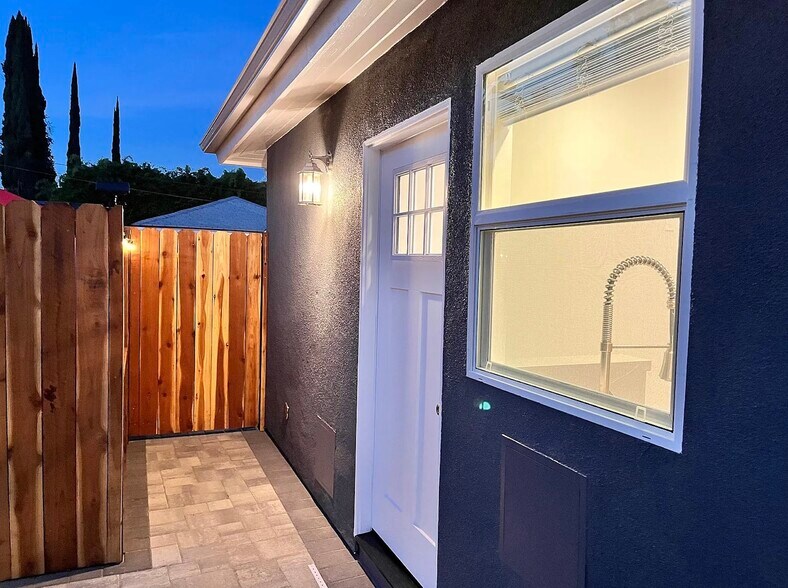 Building Photo - 5246 Canoga Ave