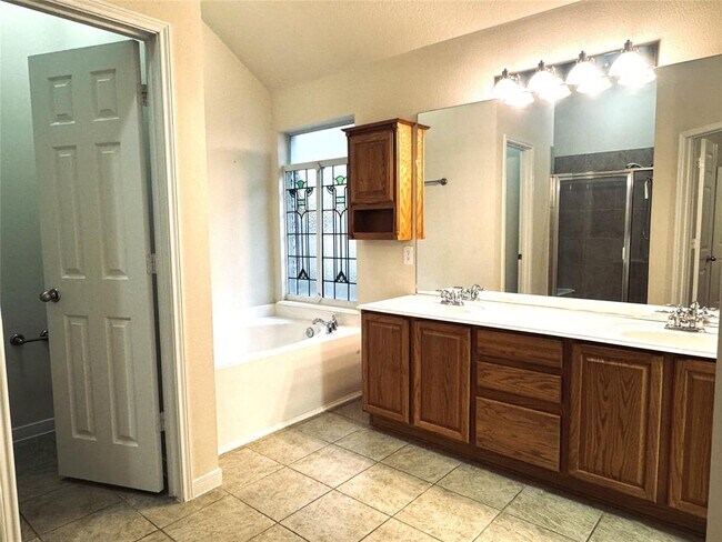 Building Photo - 2910 Sandleigh Dr