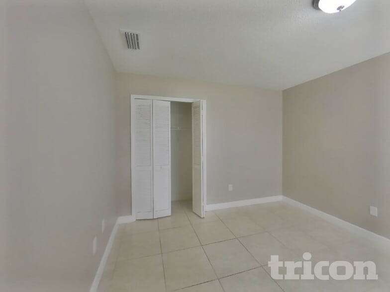 Building Photo - 1620 Spinning Wheel Dr
