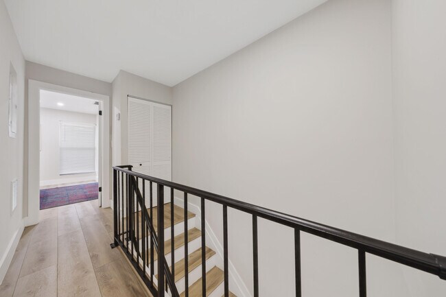 Building Photo - 6021 Bayview Dr