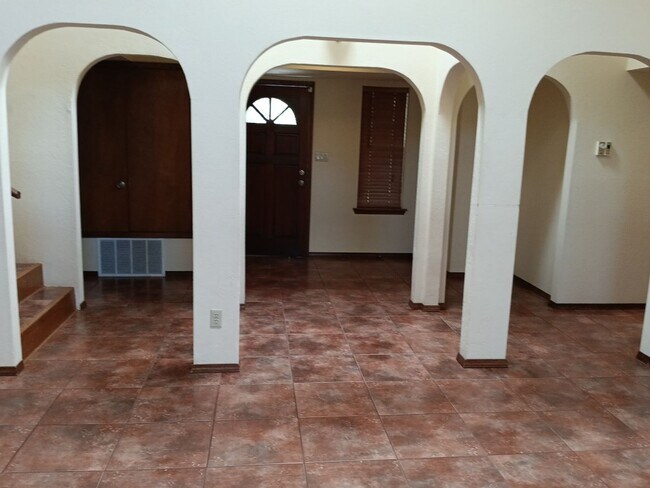 Building Photo - 3 Bedroom, 2 Bathroom Home! Schedule a Showing!