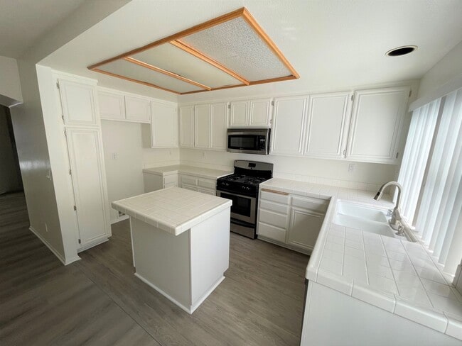 Building Photo - Desirable Cape Weston Condo