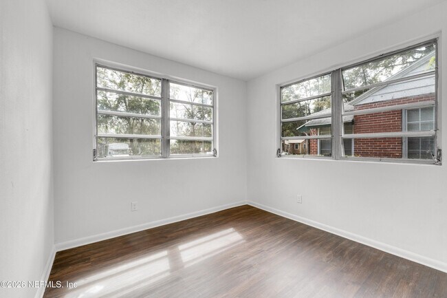 Building Photo - 503 W 16th St