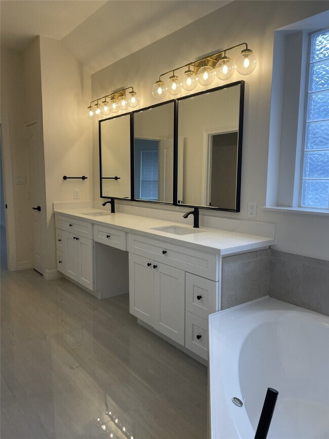 Building Photo - 5622 Lake Pl Dr