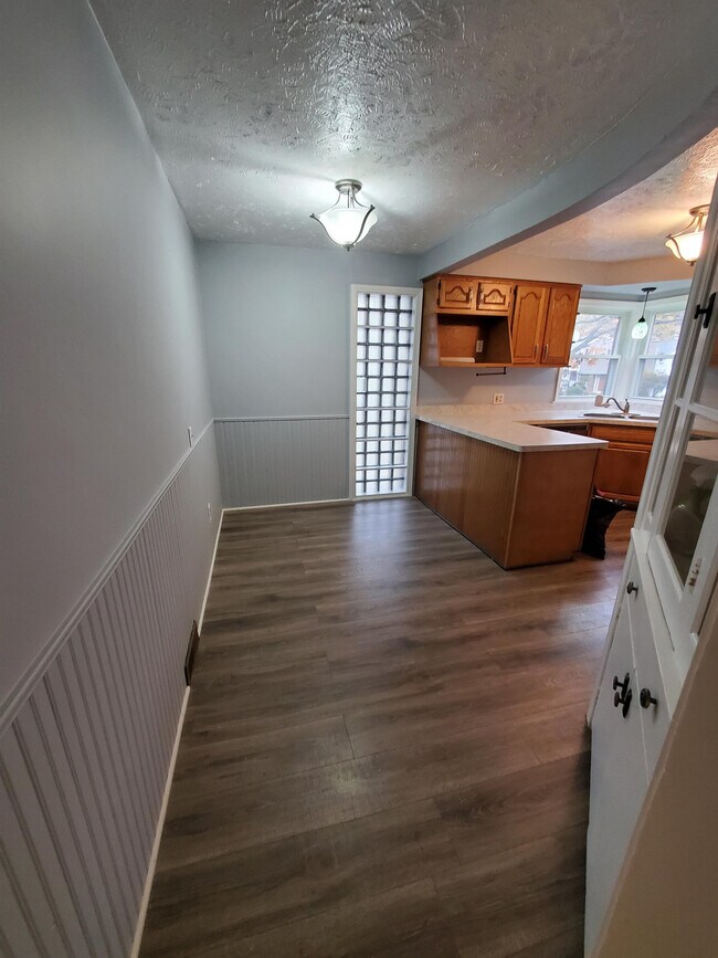 Building Photo - 85 Lyndale Dr