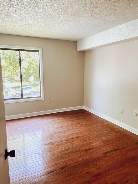Building Photo - Room in Apartment on N Hamilton St