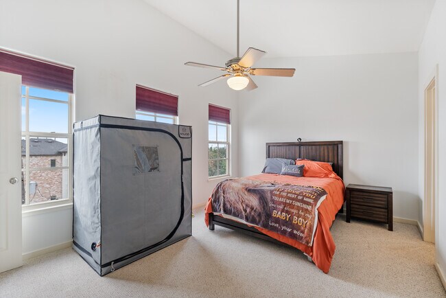 Building Photo - 2216 Chenevert St