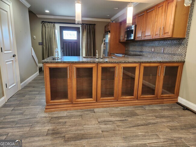 Building Photo - 1085 Holly Dr