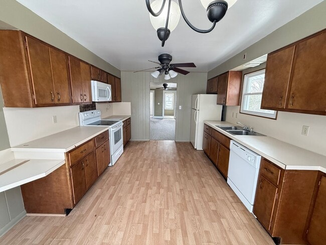 Building Photo - 404 E Bird-Charming single family home for rent in Vandercook Lake