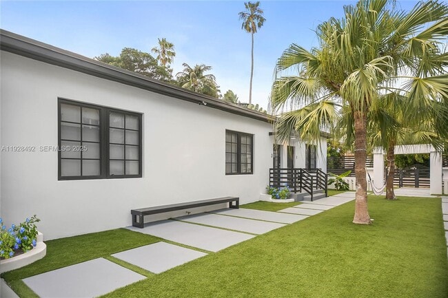 Building Photo - 733 Michigan Ave