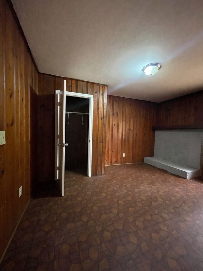 Building Photo - 3 bedroom 1.5 Bathroom