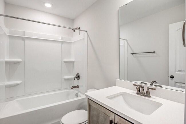 Building Photo - Updated Townhome with 1 Car Garage - close to Southpoint!