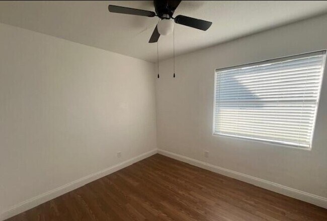 Building Photo - 2713 Silver Lake Dr