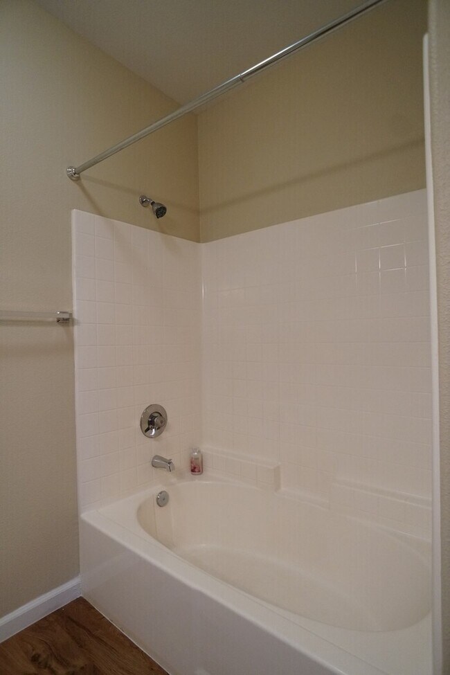 Building Photo - 3 bedroom, 2 bathroom condo with great flo...