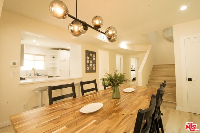 Building Photo - 9042 Phyllis Ave