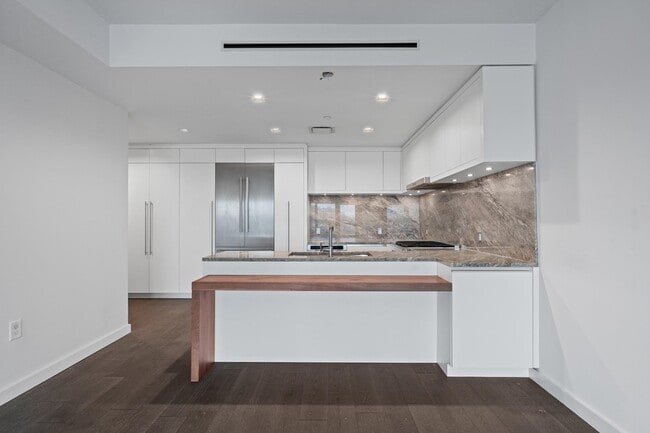 Building Photo - 320 Adolphus Ave