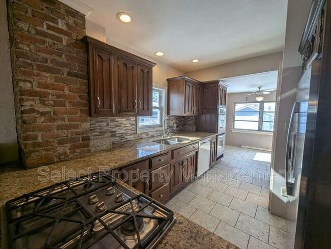 Building Photo - 1131 Pemberton Dr