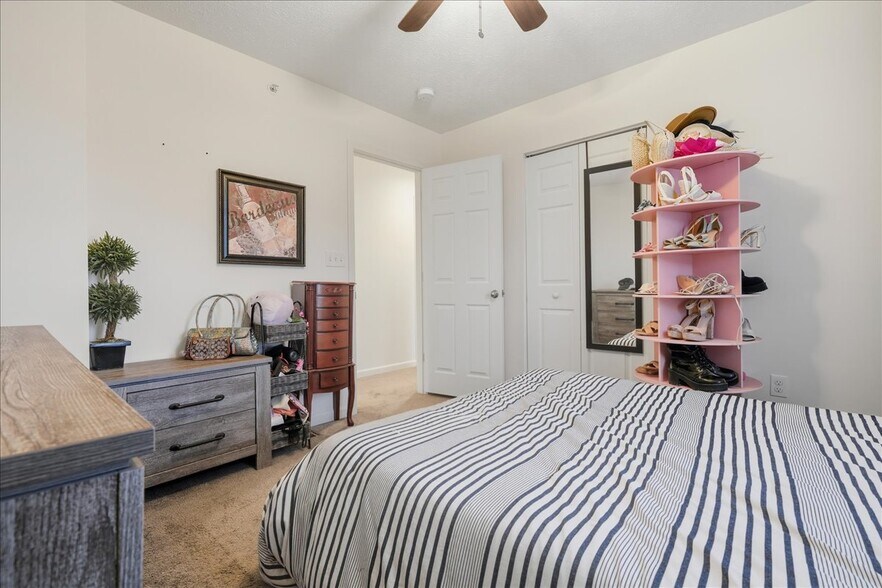 Building Photo - 1501 Canterbury Dr